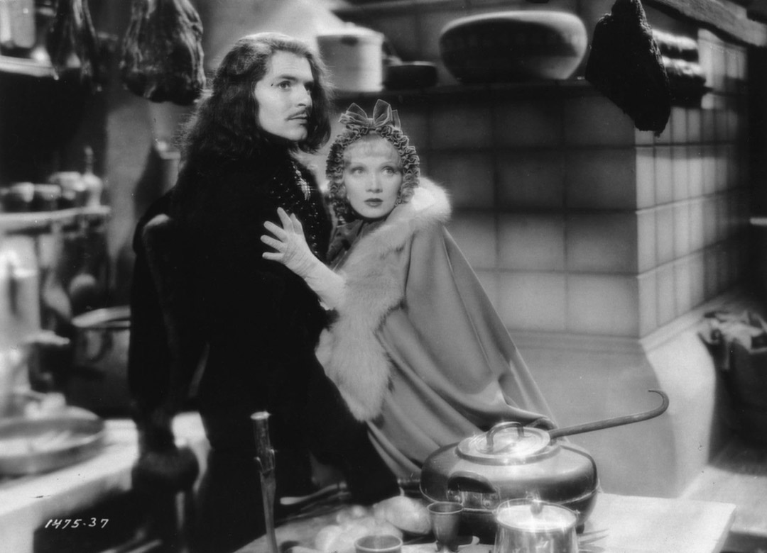 Marlene Dietrich, John Lodge dans L'Impératrice rouge