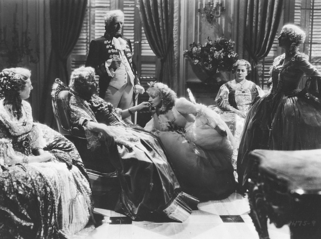 Marlene Dietrich, C. Aubrey Smith, Ruthelma Stevens, Olive Tell, Marie Wells dans L'Impératrice rouge