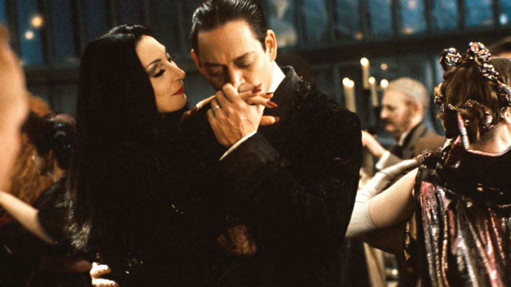 Anjelica Huston, Raul Julia dans La Famille Addams