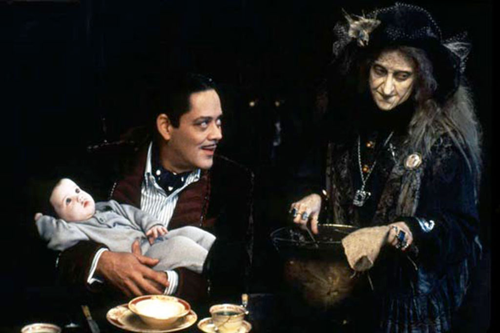 Anjelica Huston, Raul Julia dans La Famille Addams