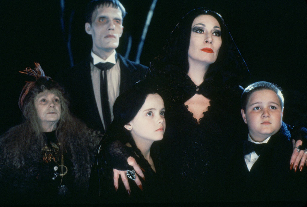 Anjelica Huston, Christina Ricci, Jimmy Workman, Carel Struycken, Judith Malina dans La Famille Addams