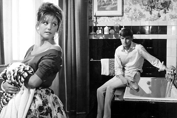 Claudia Cardinale, Jacques Perrin dans La Fille à la valise