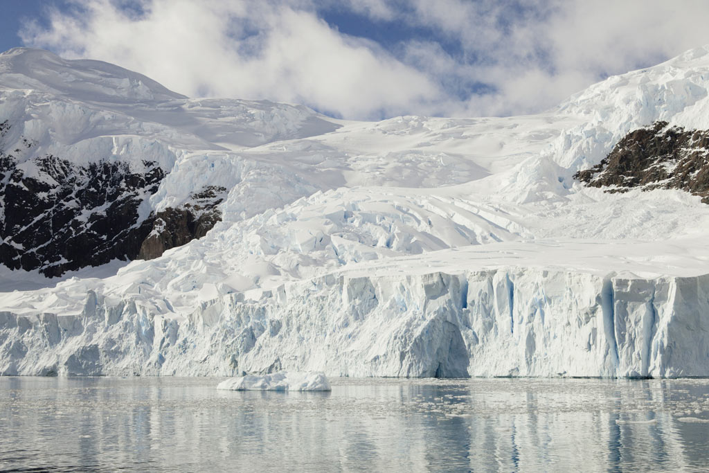 Claude Lorius dans La Glace et le Ciel