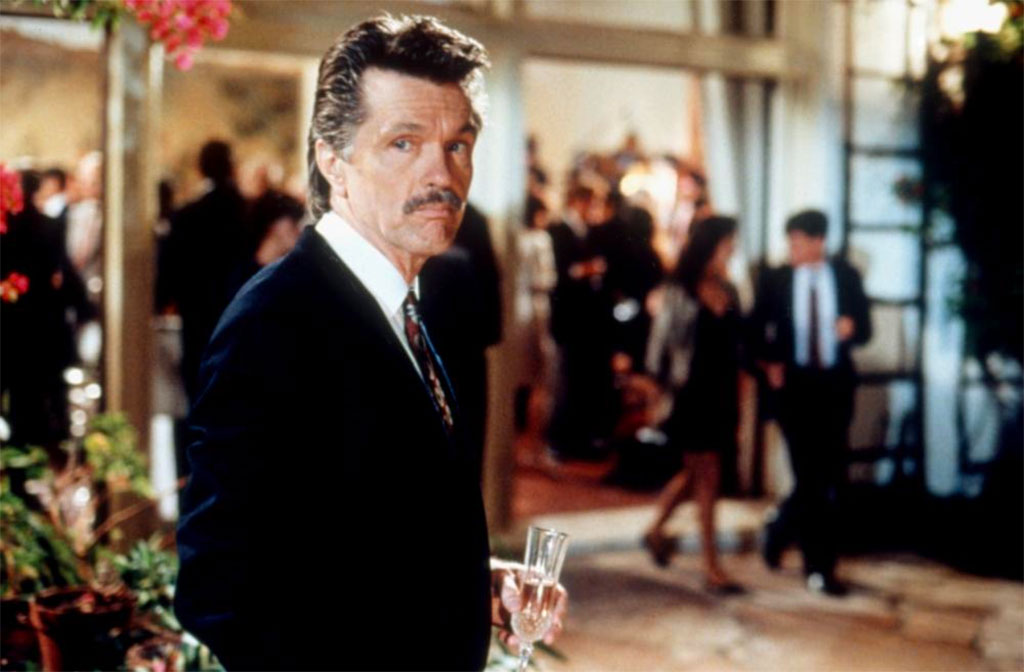 Tom Skerritt dans La Relève