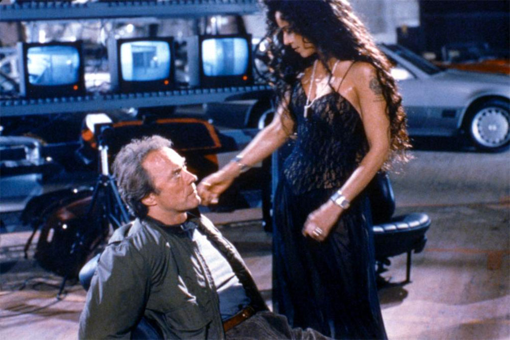Clint Eastwood, Sônia Braga dans La Relève