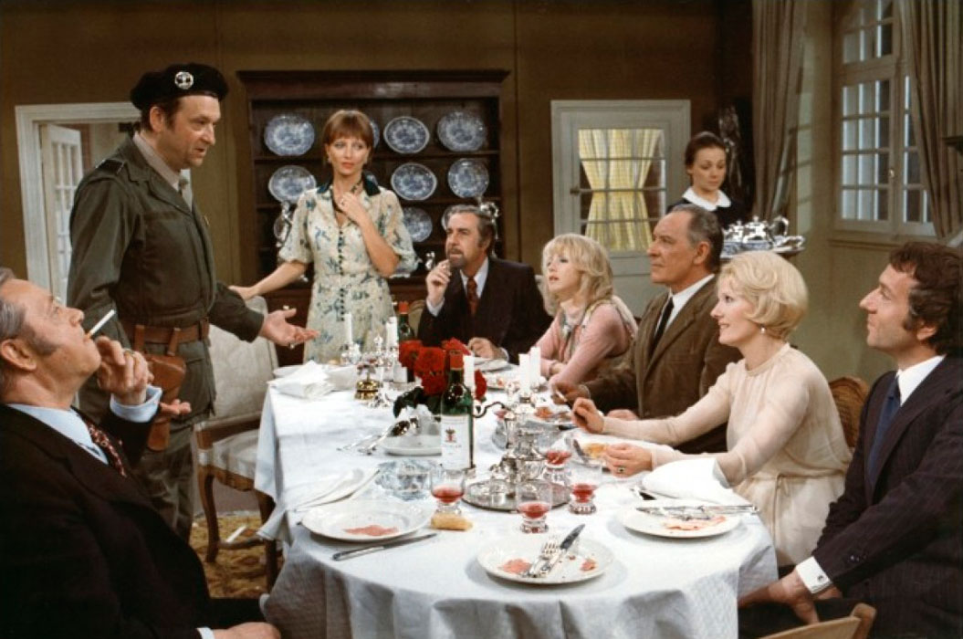 Fernando Rey, Claude Pieplu, Jean-Pierre Cassel, Delphine Seyrig, Bulle Ogier, Stéphane Audran dans Le Charme discret de la bourgeoisie