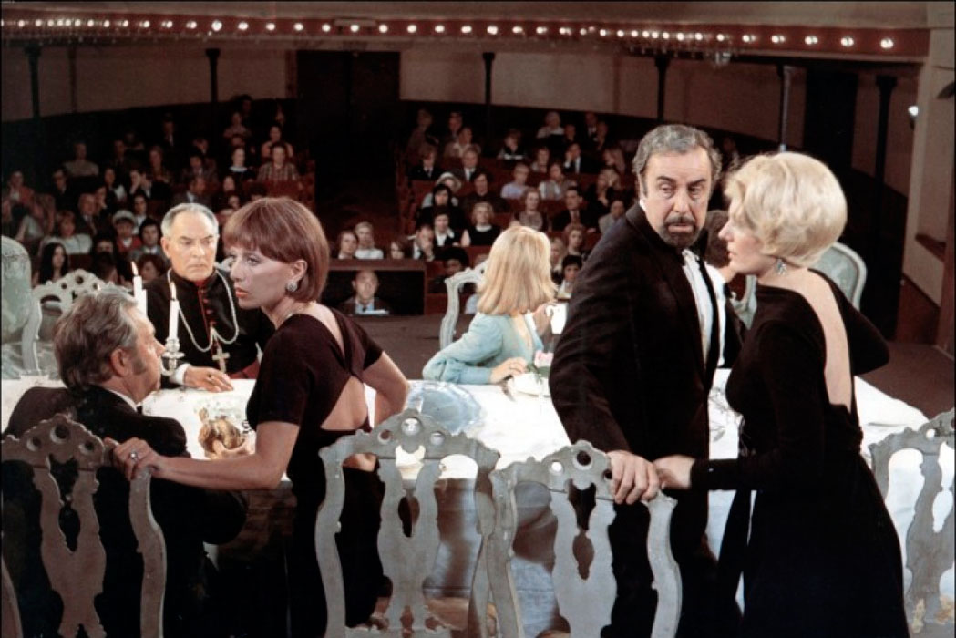 Fernando Rey, Julien Berteau, Stephane Audran, Delphine Seyrig dans Le Charme discret de la bourgeoisie