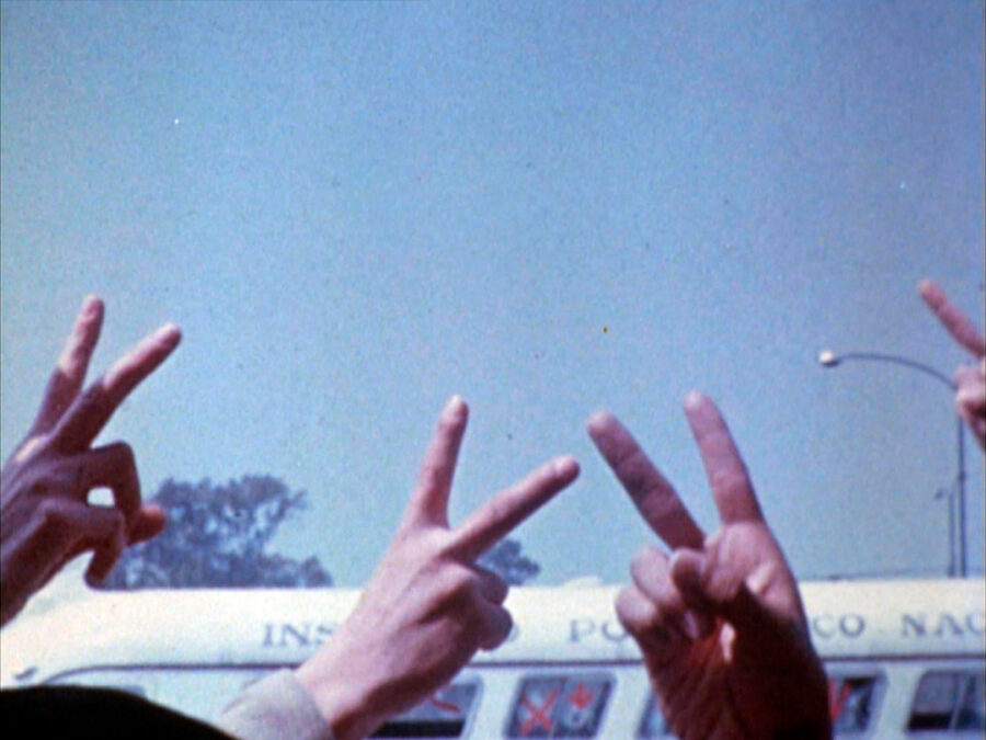 Afficher l'image le-fond-de-lair-est-rouge-01