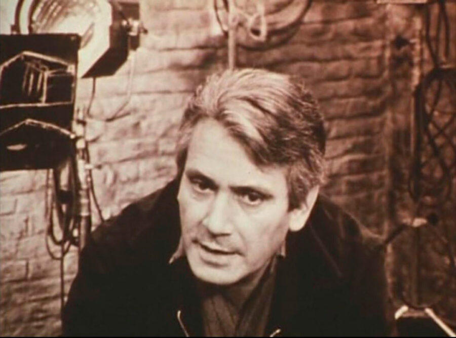 Afficher l'image le-fond-de-lair-est-rouge-02