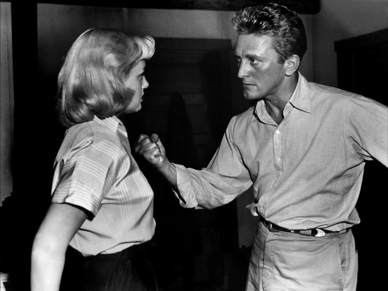 Kirk Douglas et Jan Sterling dans Le Gouffre aux chimères