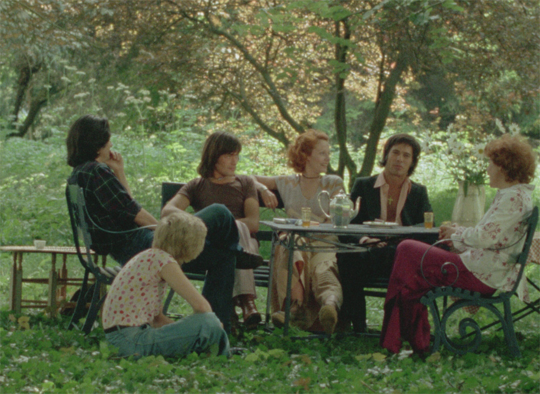 Sami Frey, Philippe Chemin, Patrick Jouané, Delphine Seyrig, Guy Bedos dans Le jardin qui bascule