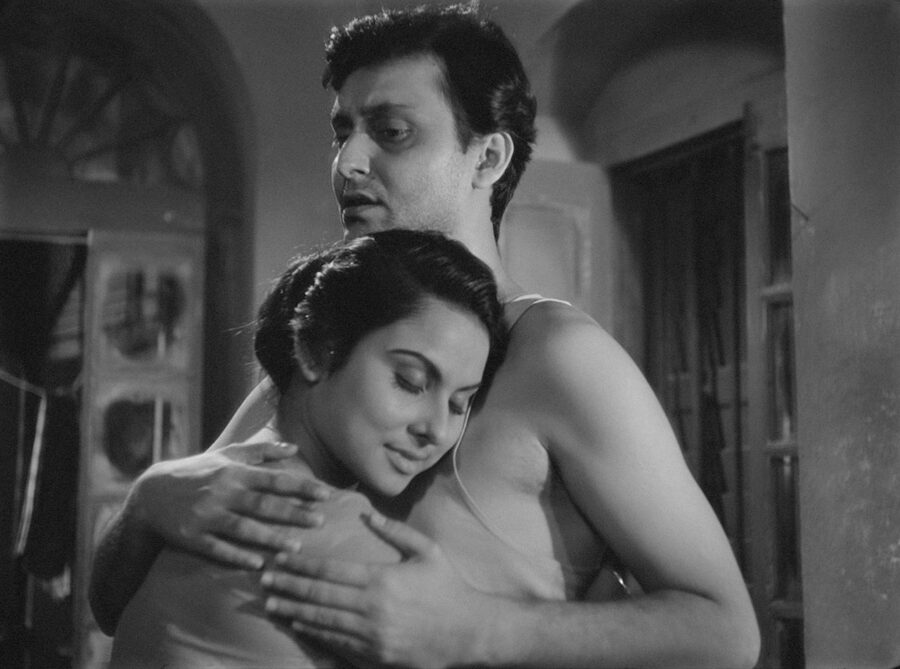 Afficher l'image Soumitra Chatterjee, Madhavi Mukherjee