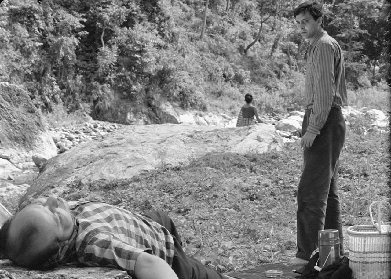 Haradhan Bannerjee, Soumitra Chatterjee, Madhavi Mukherjee dans Le Lâche