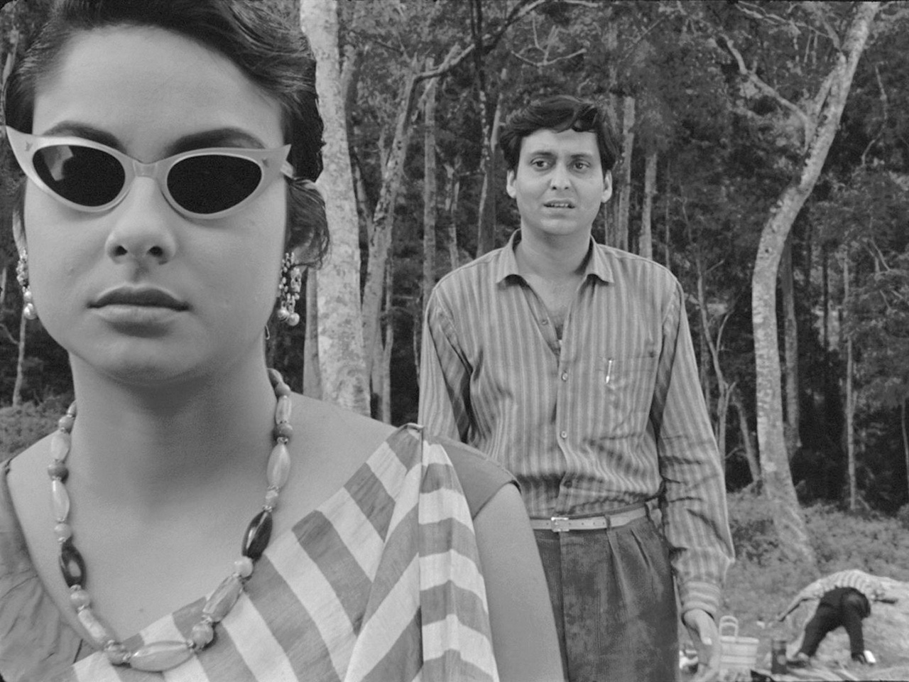 Haradhan Bannerjee, Soumitra Chatterjee, Madhavi Mukherjee dans Le Lâche