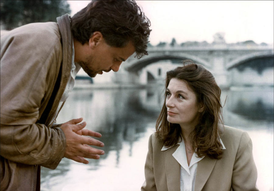 Michel Placido, Anouk Aimée dans Le Saut dans le vide