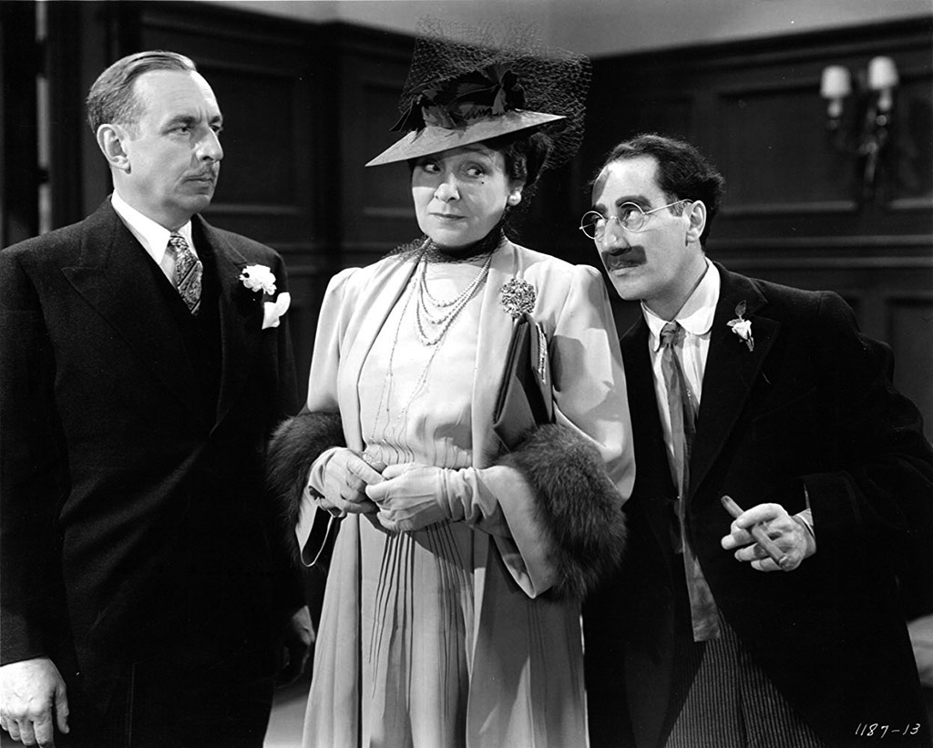 Douglass Dumbrille, Margaret Dumont, Groucho Marx dans Les Marx au grand magasin