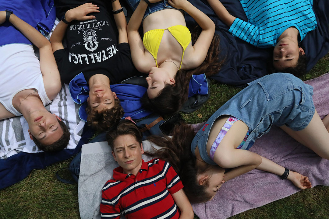 Luàna Bajrami, Victor Bonnel, Thomas Guy, Matteo Perez, Adèle Castillon, Léopold Buchsbaum dans l'heure de la sortie