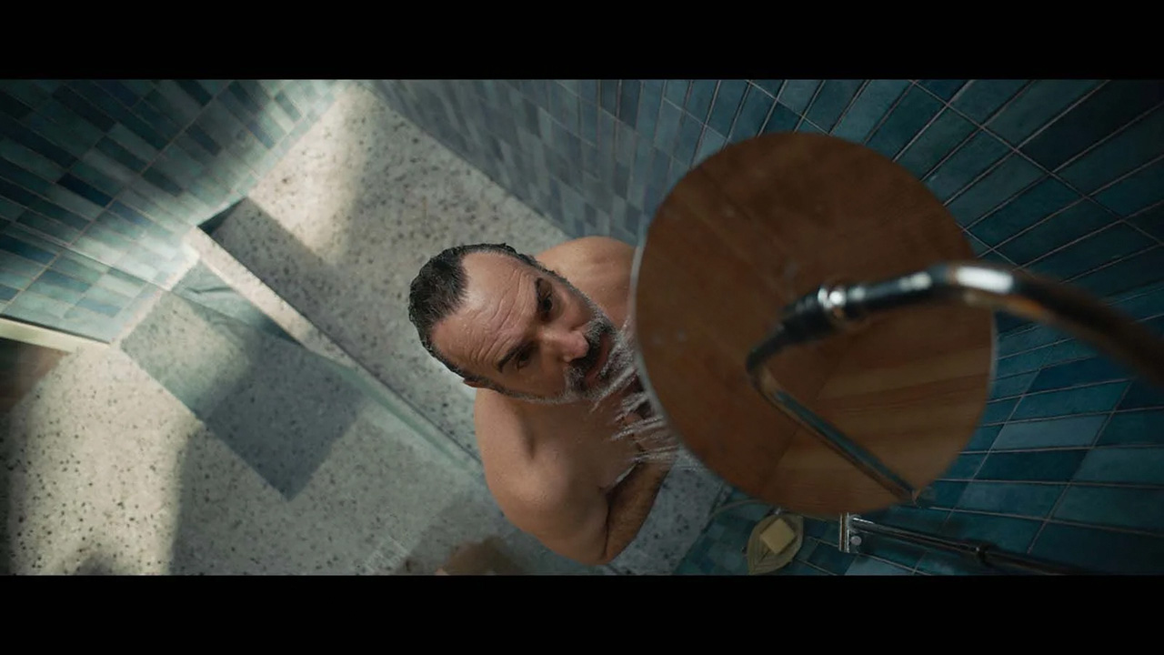 Jean Dujardin dans L'Homme qui rétrécit de Jan Kounen