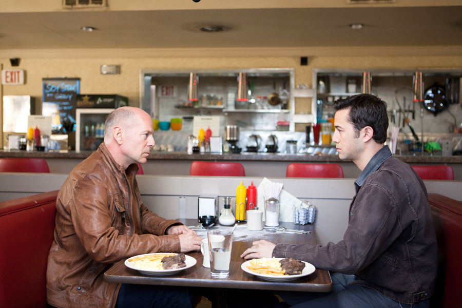 Bruce Willis, Joseph Gordon-Levitt dans Looper