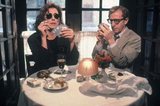 Anjelica Huston, Woody Allen dans Meurtre mystérieux à Manhattan