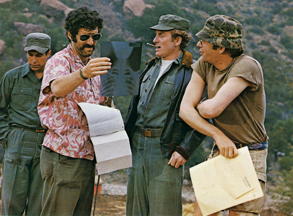 Donald Sutherland, Elliott Gould, David Arkin dans M.A.S.H