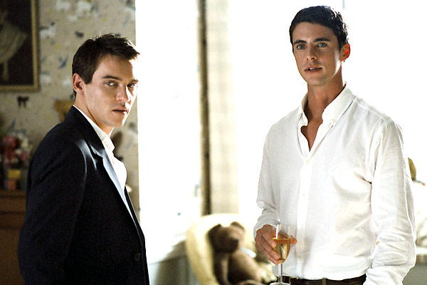 Jonathan Rhys-Meyers, Eddie Marsan dans Match Point