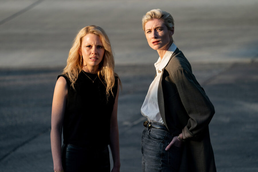 Afficher l'image Mia Goth, Elizabeth Debicki