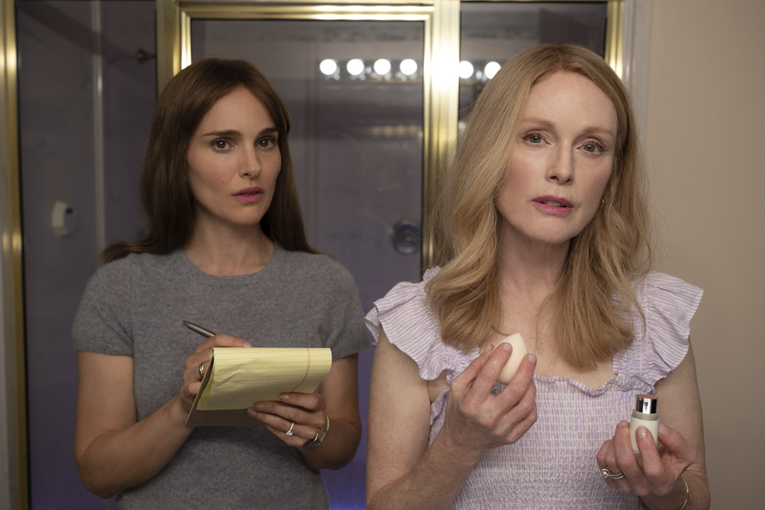 Julianne Moore, Natalie Portman dans May December