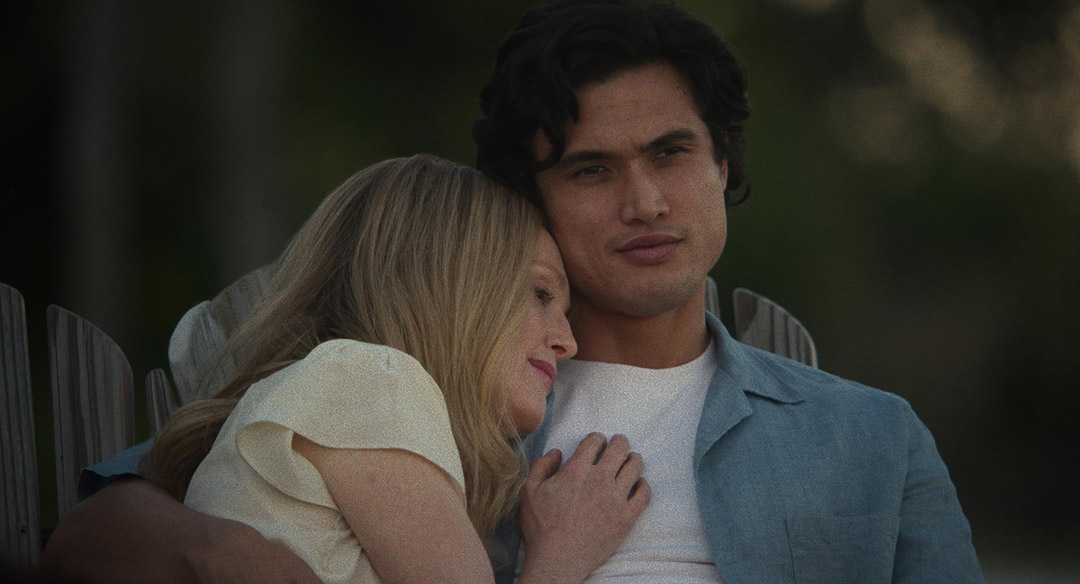 Julianne Moore, Charles Melton dans May December