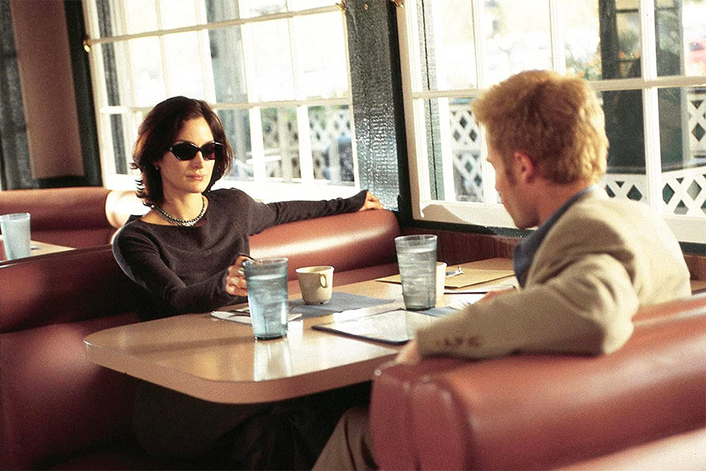 Carrie-Anne Moss, Guy Pearce dans Memento