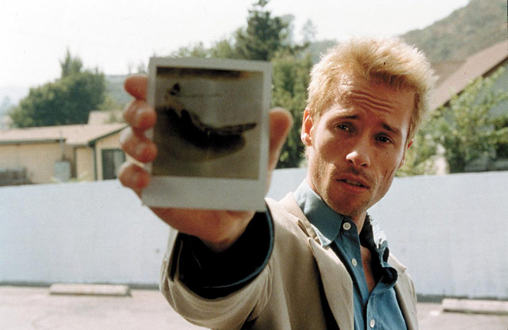 Guy Pearce dans Memento