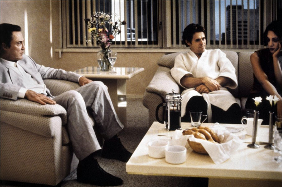 Christopher Walken, Willem Dafoe, Asia Argento dans New Rose Hotel