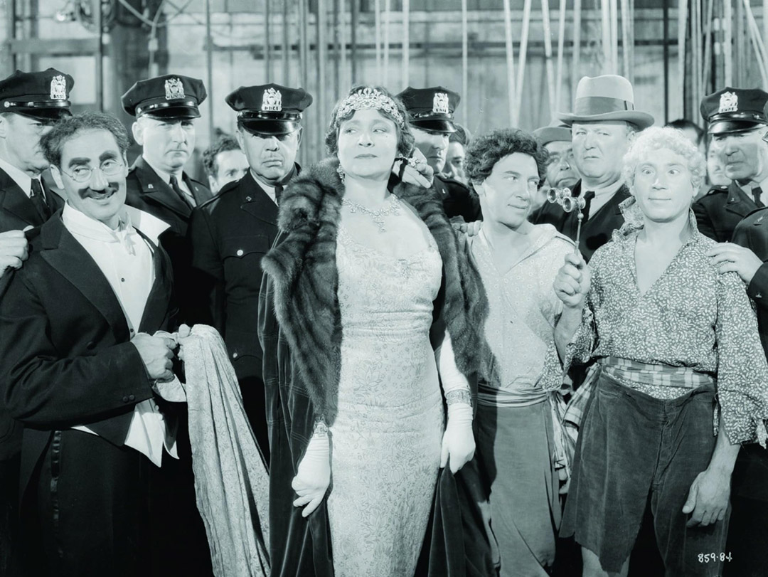 Groucho Marx, Margaret Dumont, Chico Marx, Harpo Marx, The Marx Brothers dans Une nuit à l'opéra