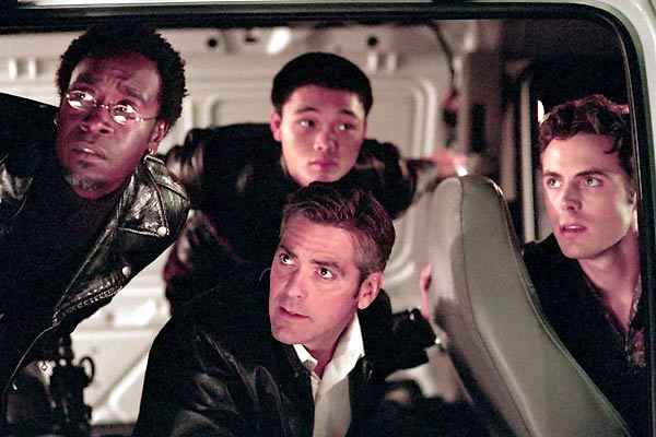 George Clooney, Don Cheadle, Casey Affleck, Shaobo Qin dans Ocean's Eleven