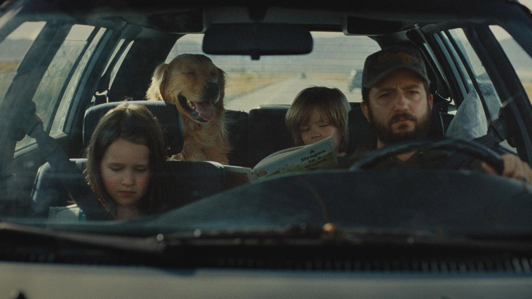 John Magaro, Molly Belle Wright, Wyatt Solis dans Omaha