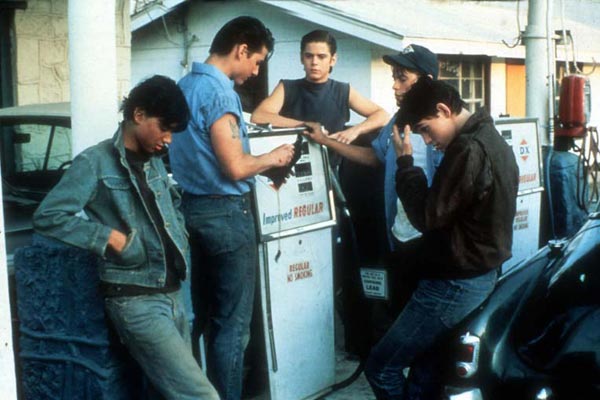 Tom Cruise, Matt Dillon, Rob Lowe, C. Thomas Howell, Ralph Macchio dans Outsiders