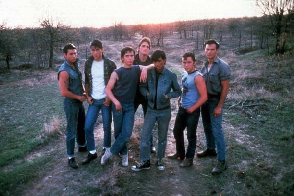 Tom Cruise, Matt Dillon, Emilio Estevez, Rob Lowe, Patrick Swayze, C. Thomas Howell, Ralph Macchio dans Outsiders