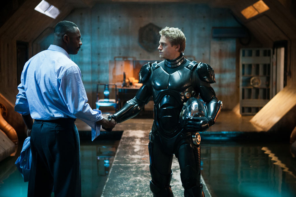 Charlie Hunnam, Idris Elba dans Pacific Rim