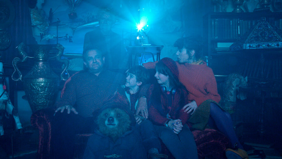 Afficher l'image Hugh Bonneville, Madeleine Harris, Samuel Joslin, Jim Broadbent, Sally Hawkins