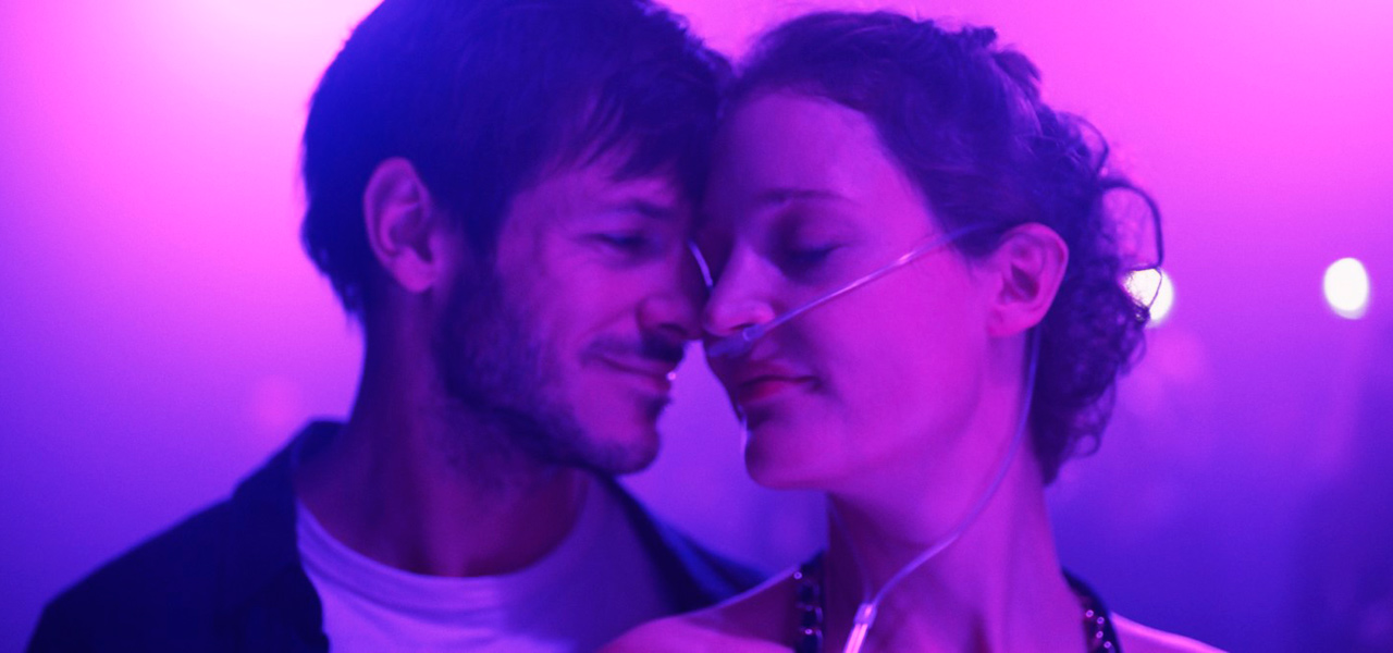 Vicky Krieps, Gaspard Ulliel dans Plus que jamais