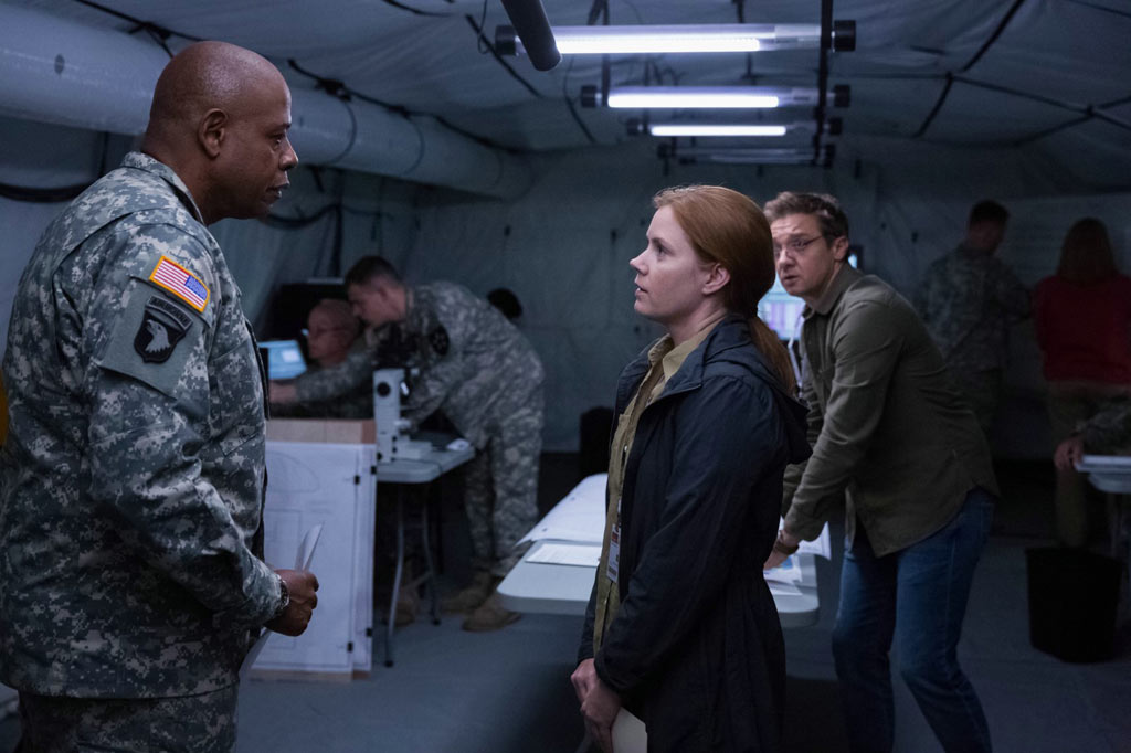 Amy Adams, Forest Whitaker, Jeremy Renner dans Premier contact