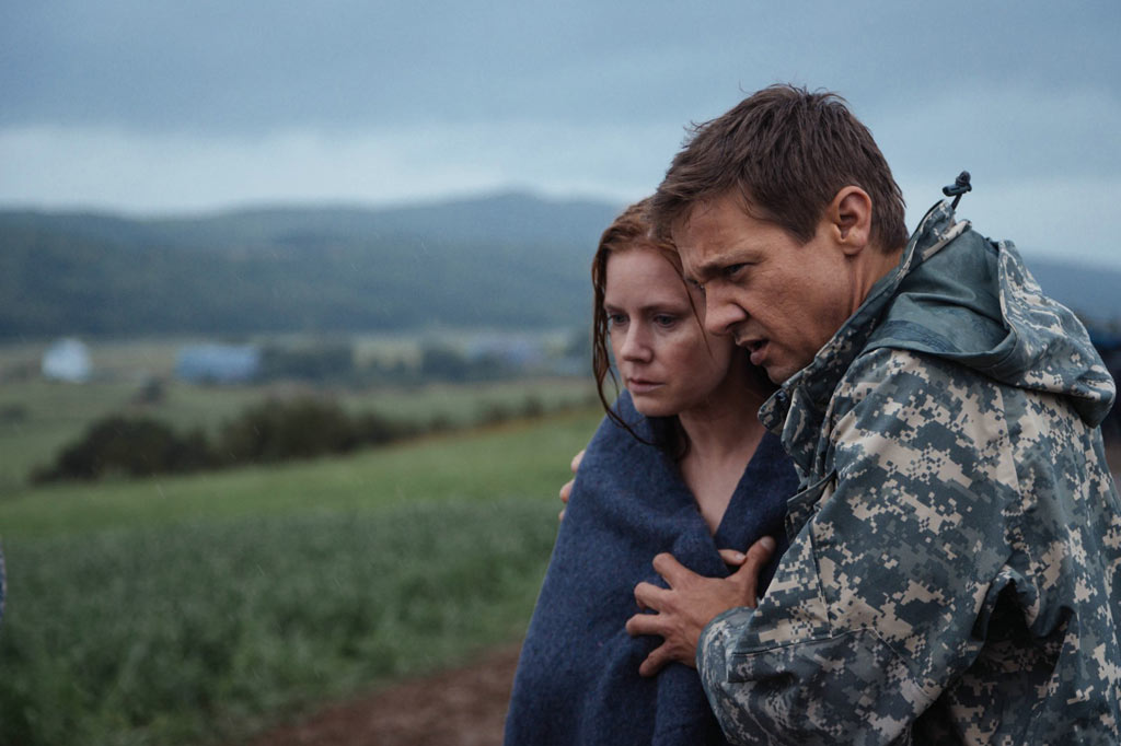 Amy Adams, Jeremy Renner dans Premier contact