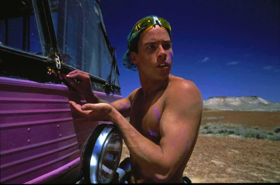 Hugo Weaving dans Priscilla, folle du désert