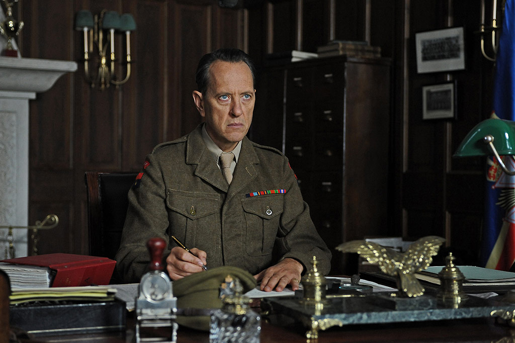 Richard E. Grant dans Queen and country