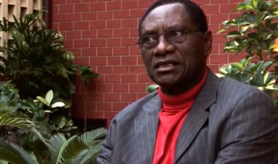 Afficher l'image roger-milla-la-legende-02