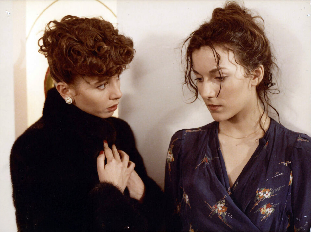 Victoria Abril, Laetitia Léotard dans Rouge-gorge