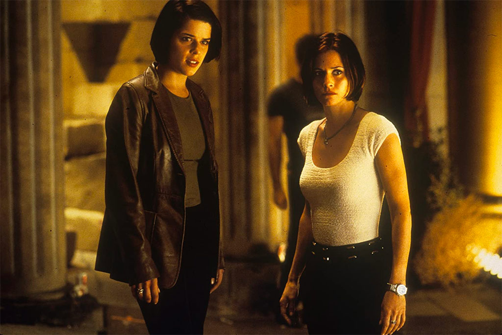 Neve Campbell, Courteney Cox dans Scream 2