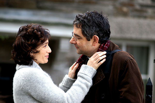 Rowan Atkinson, Kristin Scott Thomas dans Secrets de famille