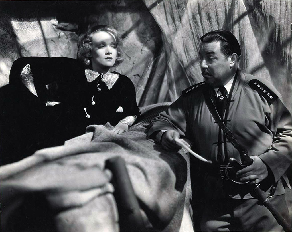 Marlene Dietrich, Warner Oland dans Shanghaï express