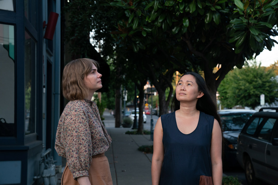 Michelle Williams, Hong Chau dans Showing up